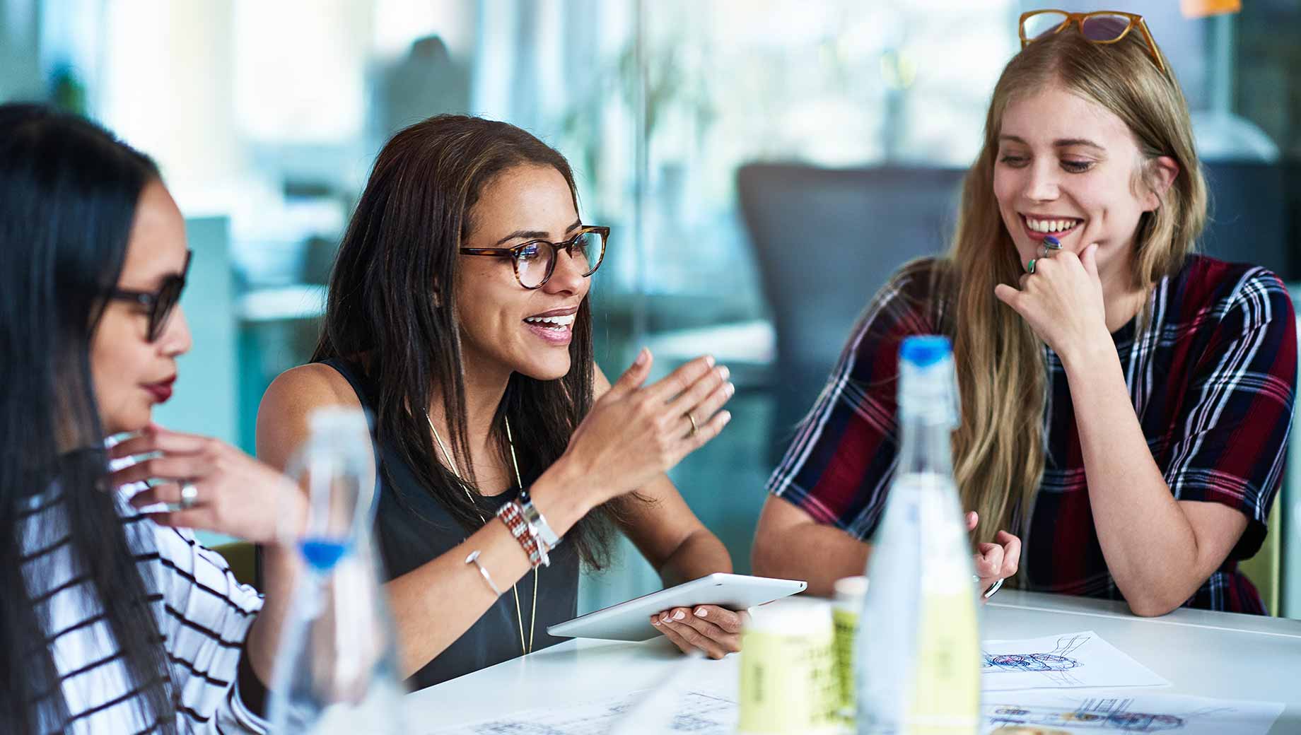 Женщины в коллективе едят. Что такое социальная подруга. Бизнес персона. Фото женский коллектив за столом 6 человек.